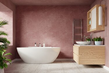 moderne badeværelse med røde vægge