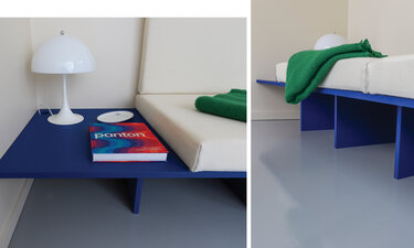 sofa med blåmalet sofabord