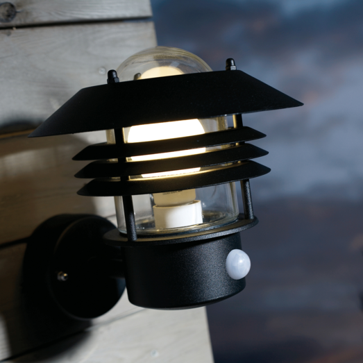 Nordlux Vejers udendørs væglampe med sensor sort