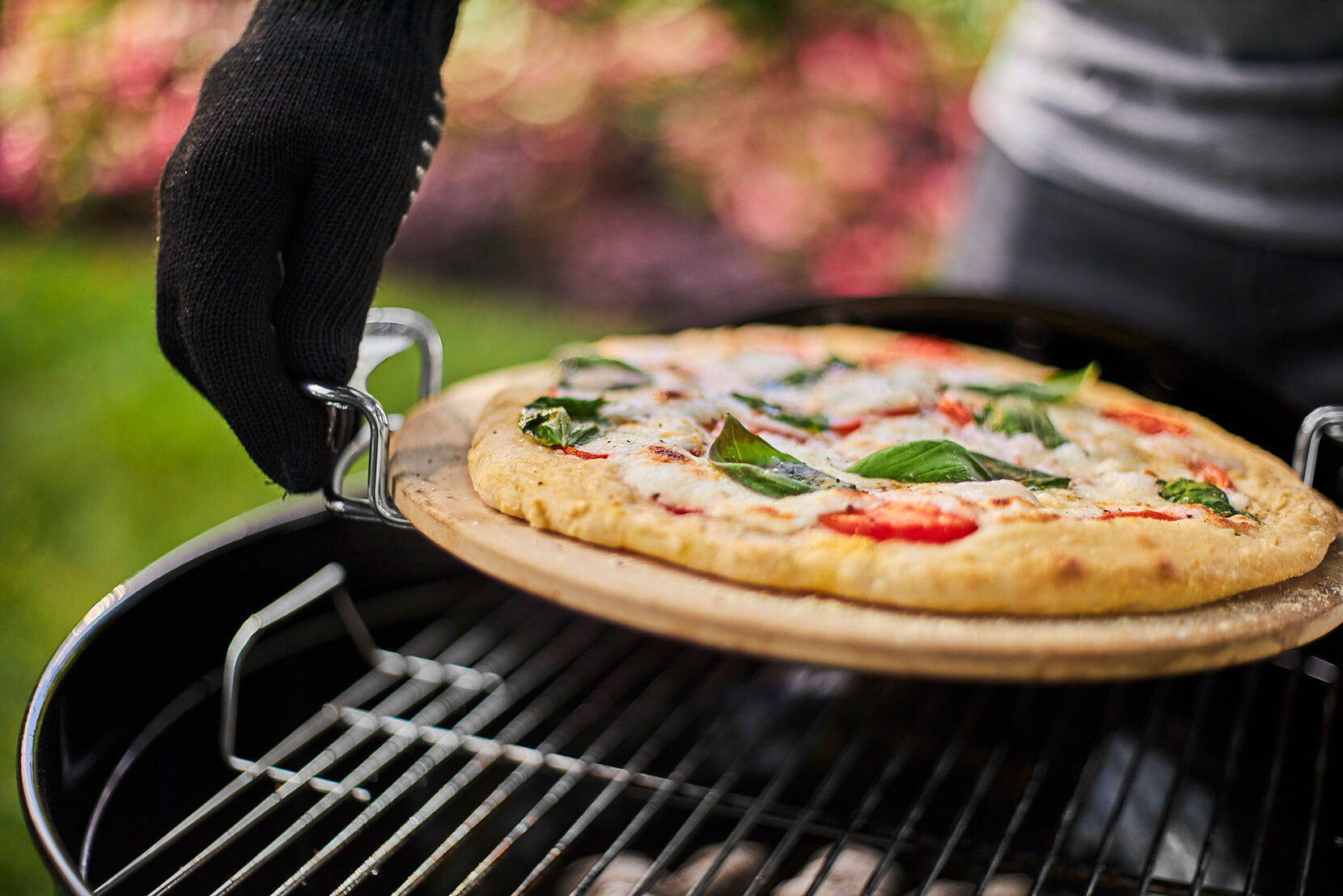 Sådan laver du pizza på grill (+9 ideer til fyld) -