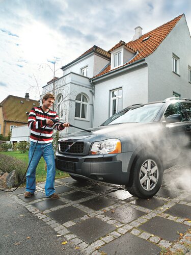 rengøring af bil med højtryksrenser