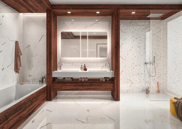 stort badeværelse med marmorfliser