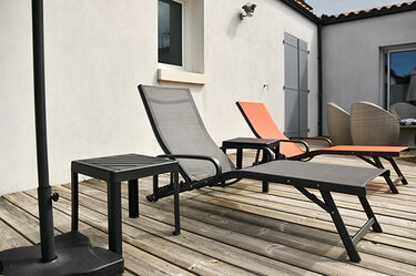 sort parasolfod på terrasse med loungemøbler