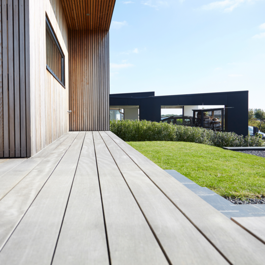 Cumaru terrasseplanker glat/glat rødbrun og knastfri 21 x 145 mm