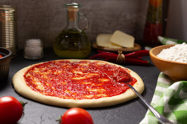 pizza med tomatsovs