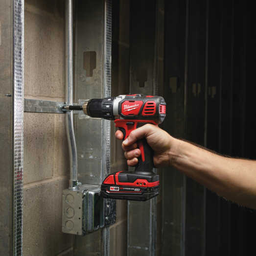 Milwaukee M18 BDD-403C 18V bore-/skruemaskine 3x4.0 Ah batteri og lader