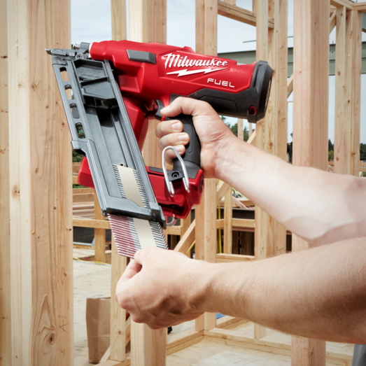 Milwaukee M18 FFN-502C Fuel™ 18V sømpistol 2x5.0 Ah batterier og lader