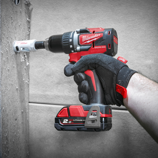 Milwaukee M18 CBLDD-202C 18V bore-/skruemaskine 2x2.0 Ah inkl. kuffert