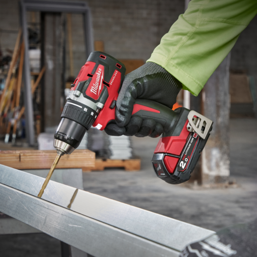 Milwaukee M18 CBLDD-202C 18V bore-/skruemaskine 2x2.0 Ah inkl. kuffert