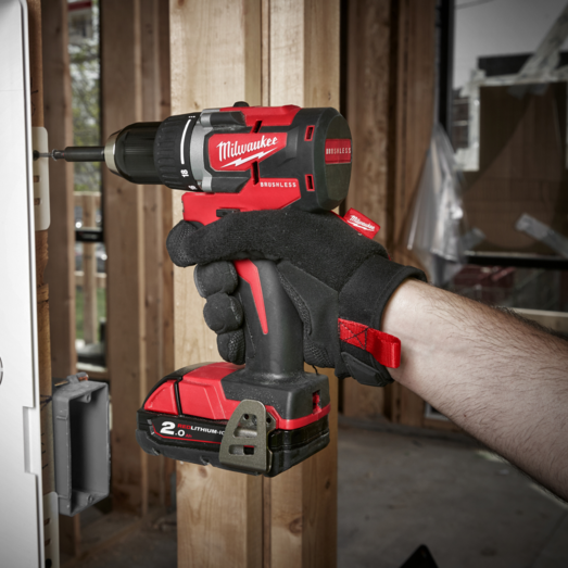 Milwaukee M18 CBLDD-202C 18V bore-/skruemaskine 2x2.0 Ah inkl. kuffert